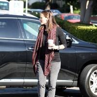 Jennifer Garner stops at Starbucks on her way to a hospital | Picture 93746